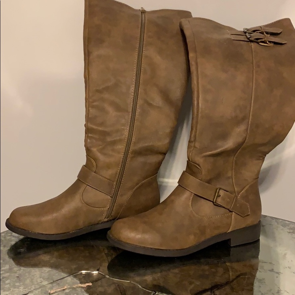 New brown boot 16”. See pics for measurements